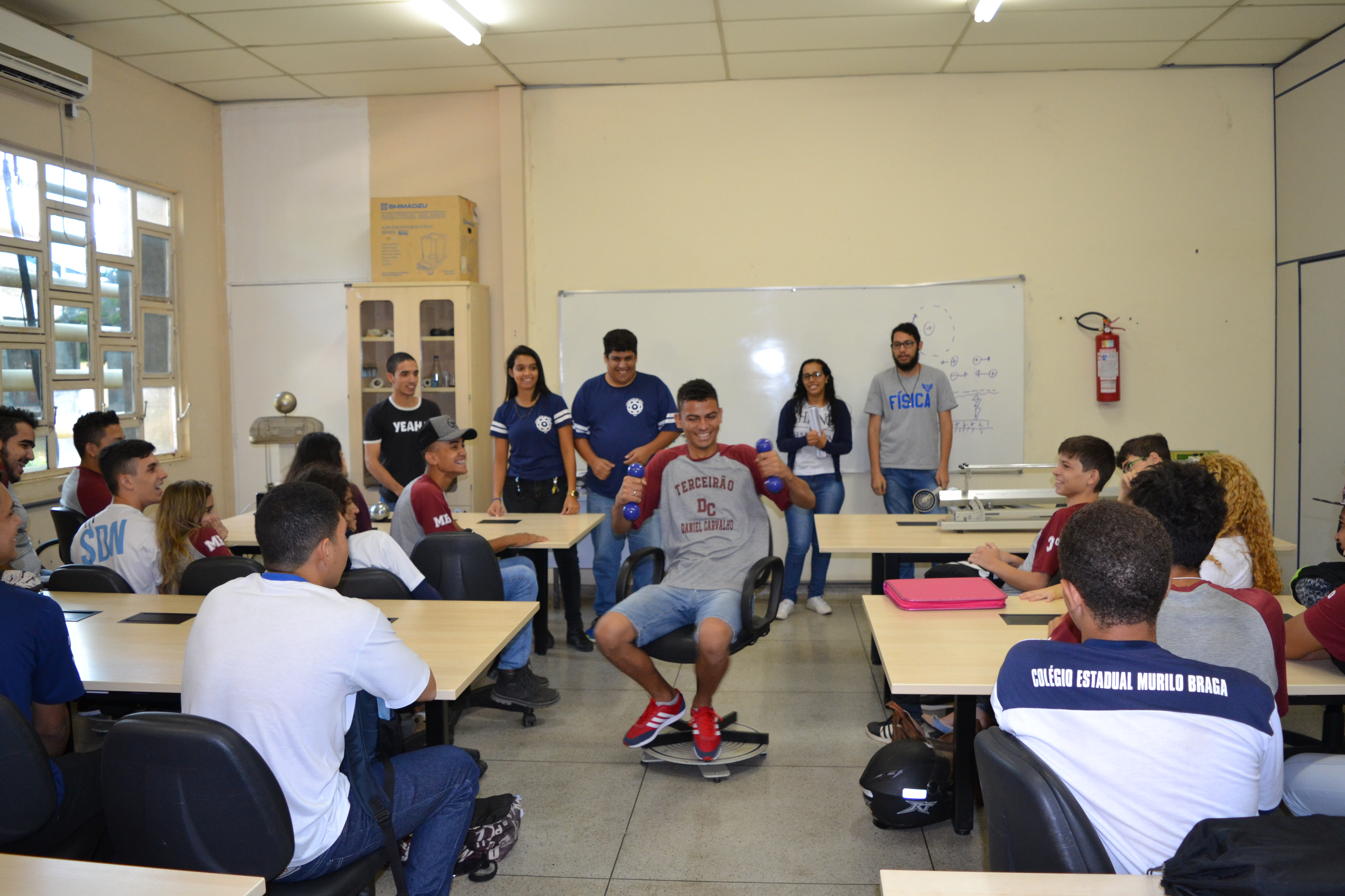 Ao todo, 57 alunos das turmas de 3º ano do Colégio Estadual Murilo Braga participaram de aulas demonstrativas com experiências diversas sobre conteúdo da área de Física.